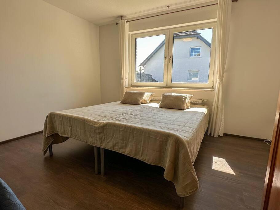 Benedenappartement In Met Uitzicht En Balkon *